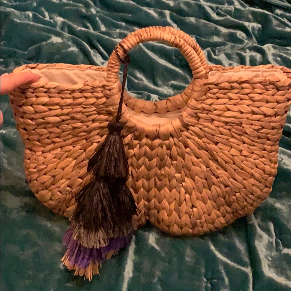 Scalloped woven purse